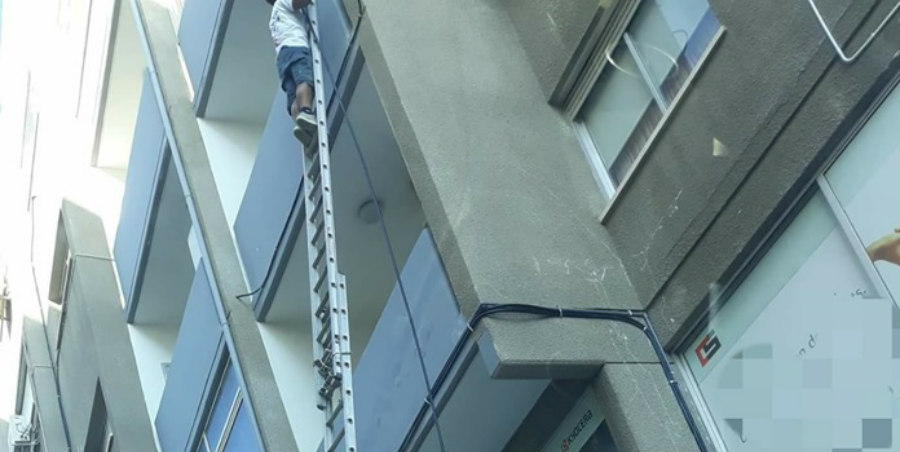 ΛΕΜΕΣΟΣ: Απίστευτο τι κάνουν για την δουλειά– Ανέβηκε σε μεγάλη σκάλα που στηριζόταν σε οροφή οχήματος - ΦΩΤΟΓΡΑΦΙΑ
