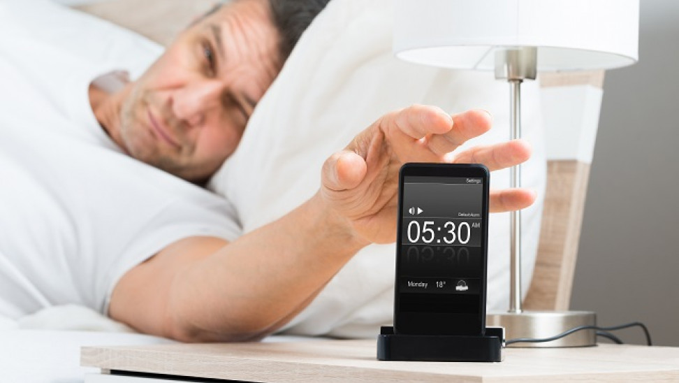 4 λόγοι για τους οποίους δεν πρέπει να χρησιμοποιούμε το κινητό μας ως ξυπνητήρι
