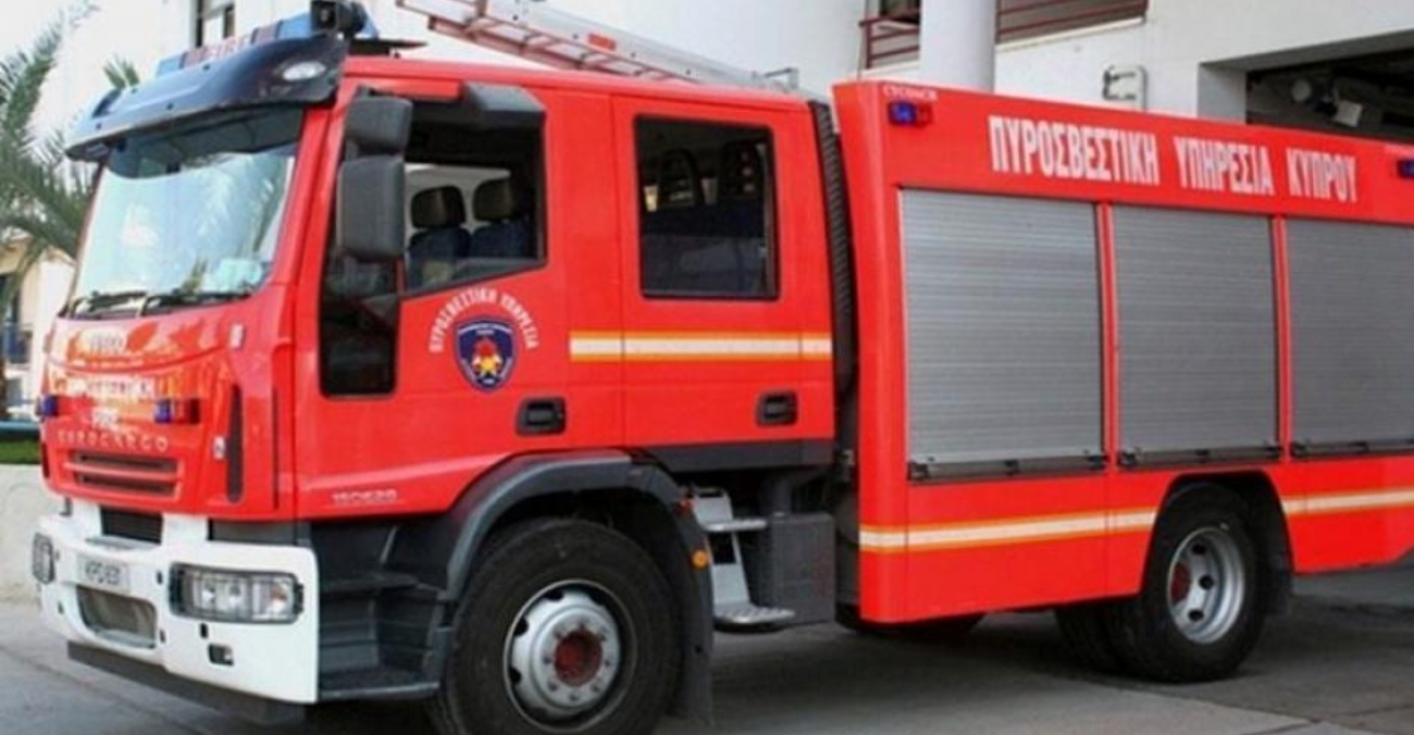 Οχημα τυλίχθηκε στις φλόγες στην Πάφο - Έτρεχε η Πυροσβεστική να γλιτώσει τα χειρότερα