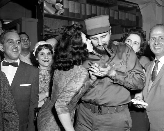 Η θρυλική επίσκεψη του Κάστρο στις ΗΠΑ μέσα από σπάνιες φωτογραφίες. Τον αποθέωσαν σαν σταρ. Η συνάντηση με τον Νίξον, τα φιλιά με τα μοντέλα και τα χοτ – ντογκ