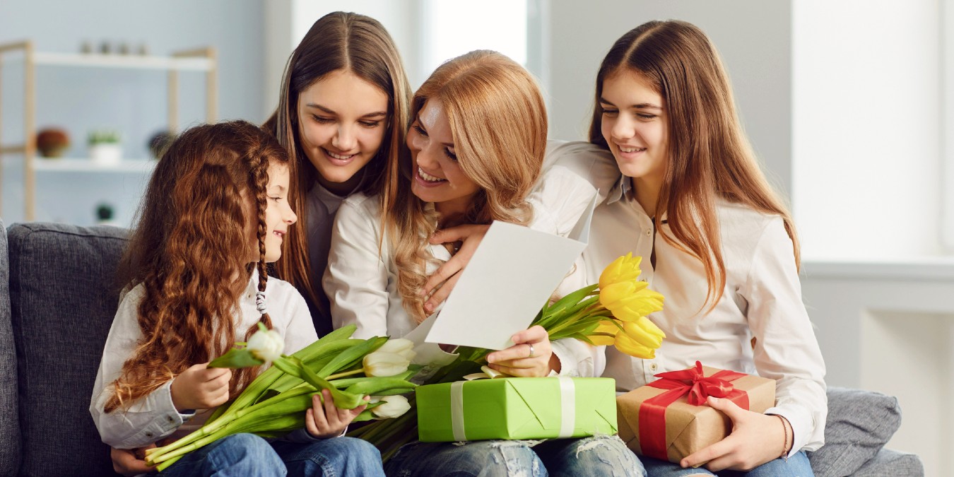 Γιορτή της μητέρας: Κάντε τη μέρα της ξεχωριστή - Προτάσεις για δώρα, από γλυκά μέχρι λουλούδια και κοσμήματα - Φωτογραφίες