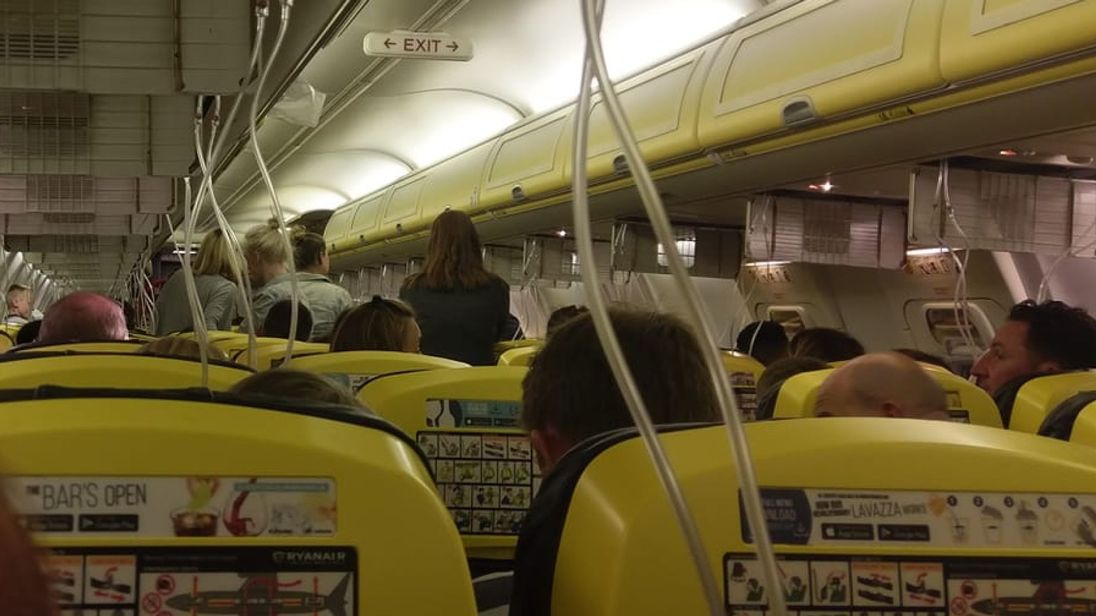 Αναγκαστική προσγείωση πτήσης της Ryanair – 33 επιβάτες στο νοσοκομείο   