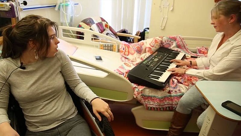 13χρονη ξύπνησε από το κώμα όταν η μαμά της έπαιξε μουσική - Video