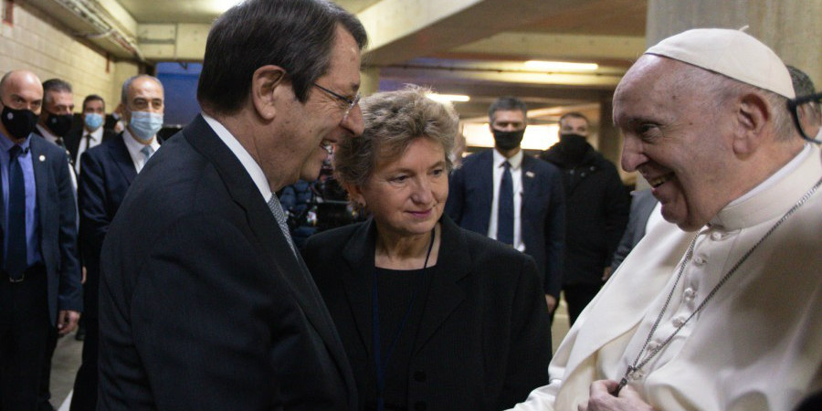 Με αποχαιρετιστήρια τελετή στο Αεροδρόμιο ολοκληρώνεται η επίσκεψη του Πάπα Φραγκίσκου στην Κύπρο
