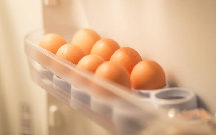 Μη βάζετε ποτέ τα αυγά στην αυγοθήκη του ψυγείου