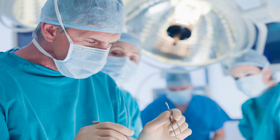 Φημισμένος χειρούργος χάραζε τα αρχικά του σε όργανα ασθενών