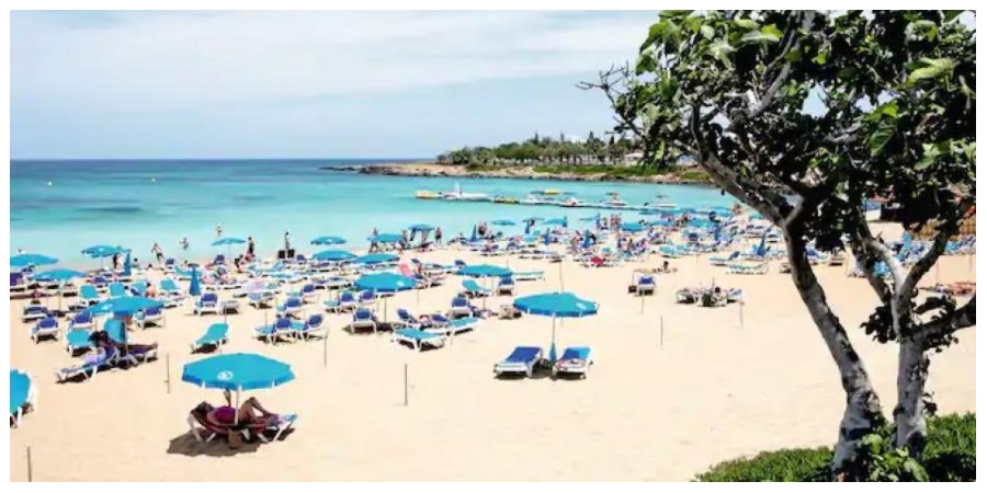 Πολίτης καταγγέλει το κόλπο με τα κρεβατάκια στην παραλία: Αφού επληρώσαν με -  Θα πετάξω τις πετσέτες τους στις 11