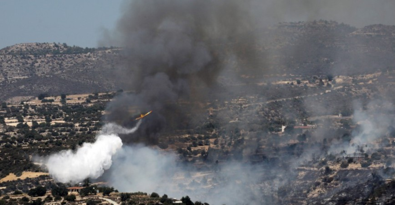 Πυρκαγιά στη Λεμεσό: Συνεχίζουν περιπολίες τα πτητικά μέσα στις καμένες περιοχές 