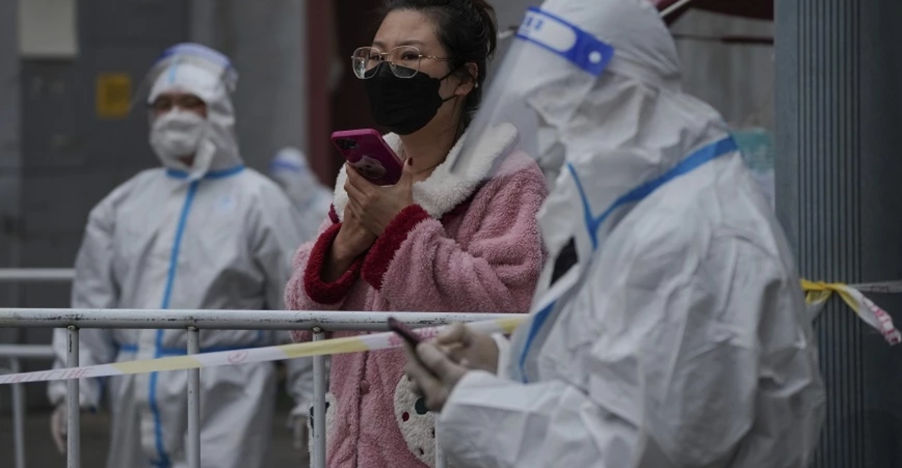 Κίνα: Βίντεο δείχνει γυναίκα να γεννάει όρθια έξω από νοσοκομείο – «Δεν είχε κάνει τεστ κορωνοϊού»