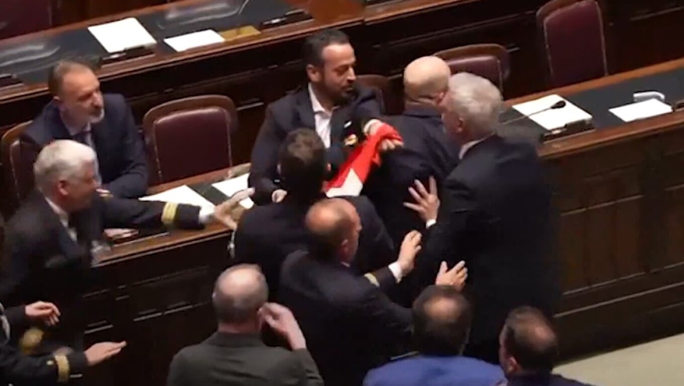 Έπαιξαν... ξύλο μέσα στη Βουλή της Ιταλίας - Δείτε βίντεο 