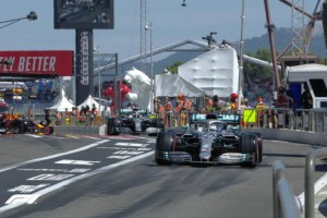 Συνεχίζει την… πλάκα η Mercedes! – Pole position ο Χάμιλτον, δεύτερος ο Μπότας (ΦΩΤΟΓΡΑΦΙΕΣ)