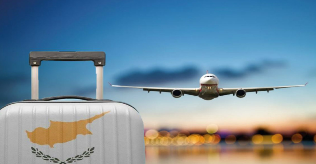 Τουρίστες ανέβηκαν στον ιερό του Απόλλωνα Υλατη και πόζαραν στον φακό - «Χωρίς καμία συνείδηση» - Φωτογραφίες