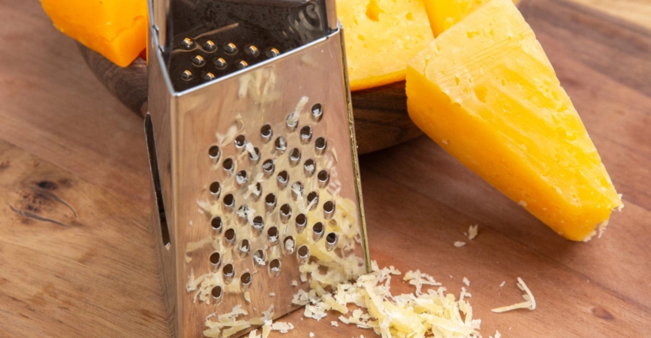 Τι χρησιμεύει η «μυτερή» πλευρά στον τρίφτη τυριού: Η απάντηση που μπερδεύει πολλούς στην κουζίνα