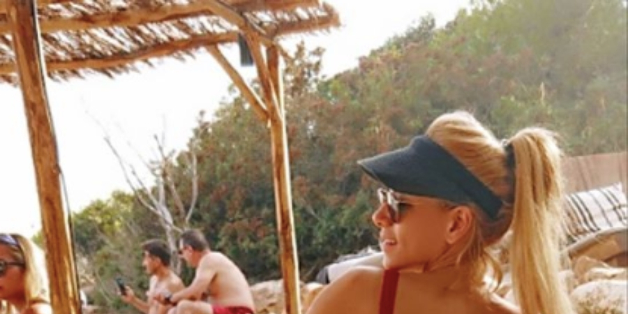 Το αποκαλυπτικό μαγιό Κύπριας παρουσιάστριας στις παραλίες της Ελλάδος - ΦΩΤΟΓΡΑΦΙΑ