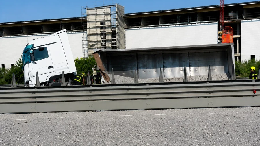 VIDEO: Κυκλοφοριακό χάος στον αυτοκινητόδρομο λόγω ανατροπής φορτηγού - Γέμισε χαλικια ο δρόμος
