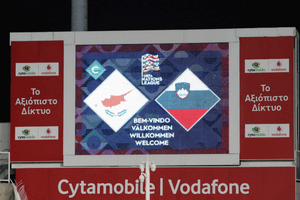 ΑΠΙΣΤΕΥΤΟΙ! Κύπριοι οπαδοί ανάρτησαν πανό του… σωματείου τους στο Κύπρος-Σλοβενία (PIC)