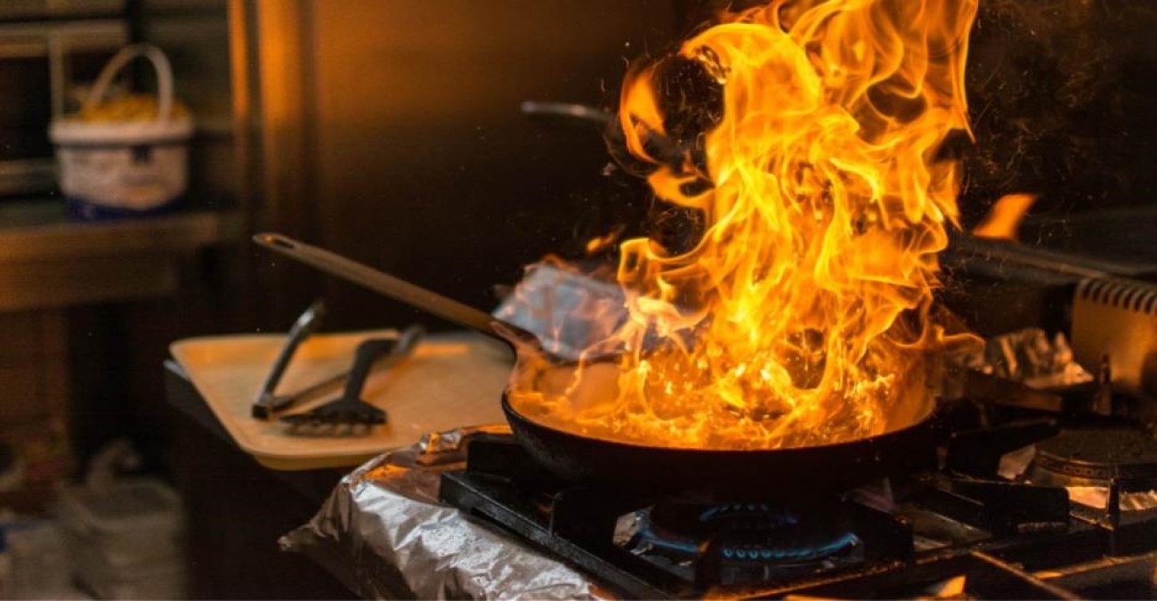 «Στάχτη και μπούλμπερη» κουζίνα στη Δερύνεια – Ξέχασαν μαγειρικό σκεύος στη φωτιά