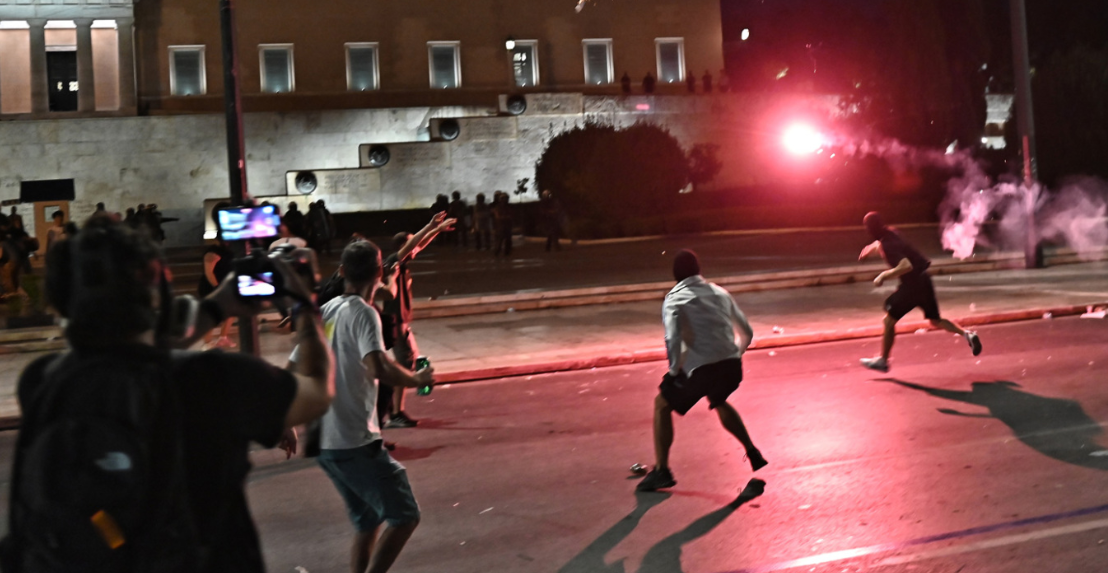 Συγκέντρωση για Τέμπη: Πέταξαν μολότοφ στην πλατεία Συντάγματος - Δείτε βίντεο και φωτογραφίες