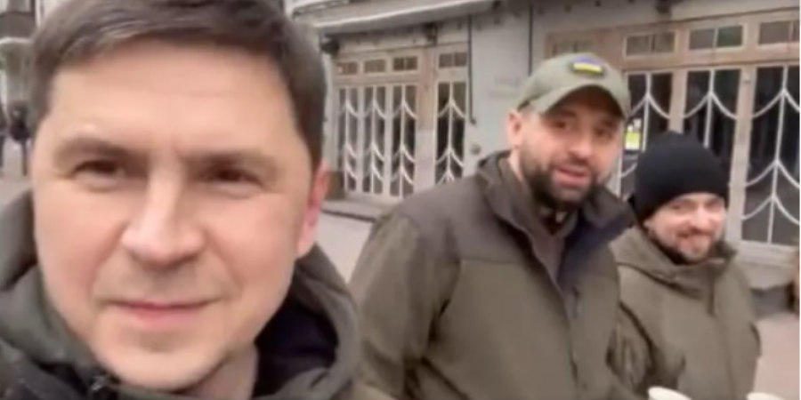 Σύμβουλος του Ζελένσκι με τον καφέ στο χέρι κάνει βόλτα στο «άδειο» Κίεβο - Δείτε βίντεο