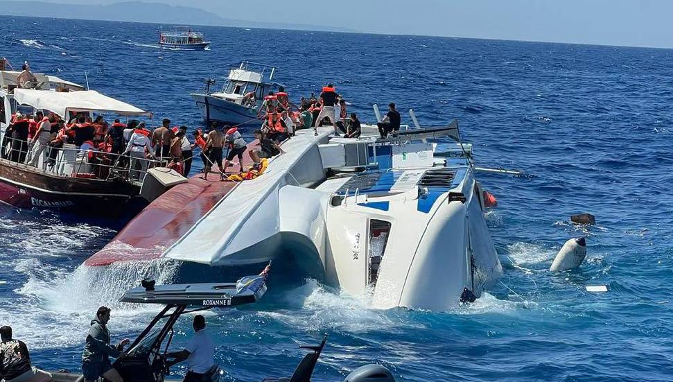 Ραγδαίες εξελίξεις: Εντοπίστηκε το βυθισμένο καταμαράν - «Έχουμε φτάσει στο πλοίο»