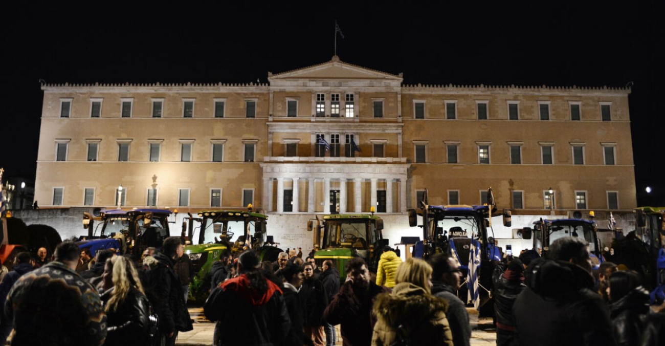 Πάνω από 120 τρακτέρ «όργωσαν» την Αθήνα - Οι αγρότες έκαναν ολονυχτία στο Σύνταγμα