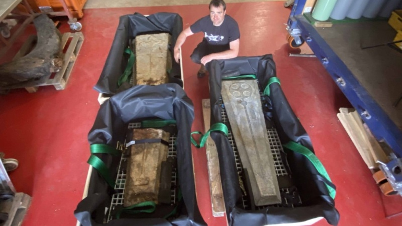 Μεσαιωνικές ταφόπλακες 800 ετών ανακαλύφθηκαν σε ιστορικό ναυάγιο της Βρετανίας