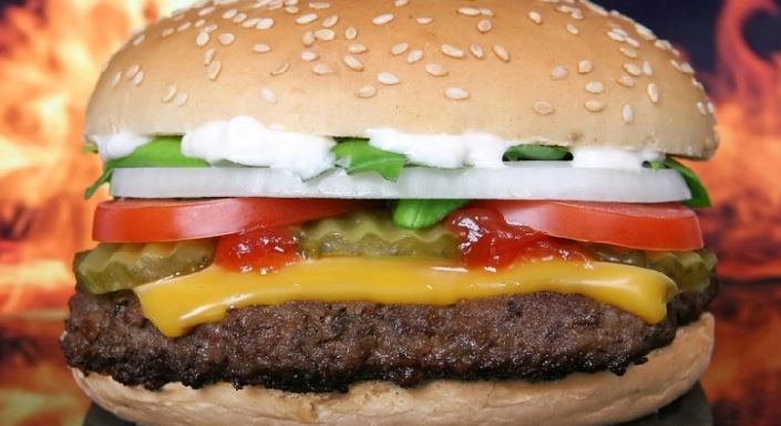 VIDEO: Γιατί το hamburger δεν περιέχει... ham: Η ιδιαίτερη ιστορία του αγαπημένου fast-food 