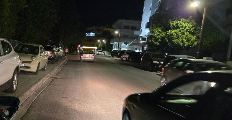 Καταγγελία για παράνομη στάθμευση κοντά σε σχολείο - «Αναγκαζόμαστε να βγαίνουμε στον δρόμο» - Δείτε φωτογραφίες