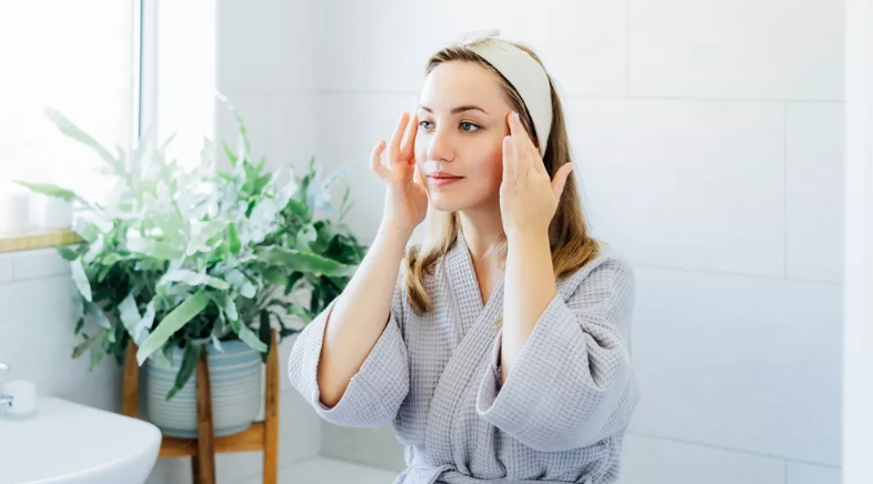 Αντιγήρανση: Κάνουμε face yoga σύμφωνα με την ηλικία και τις ανάγκες του δέρματός μας