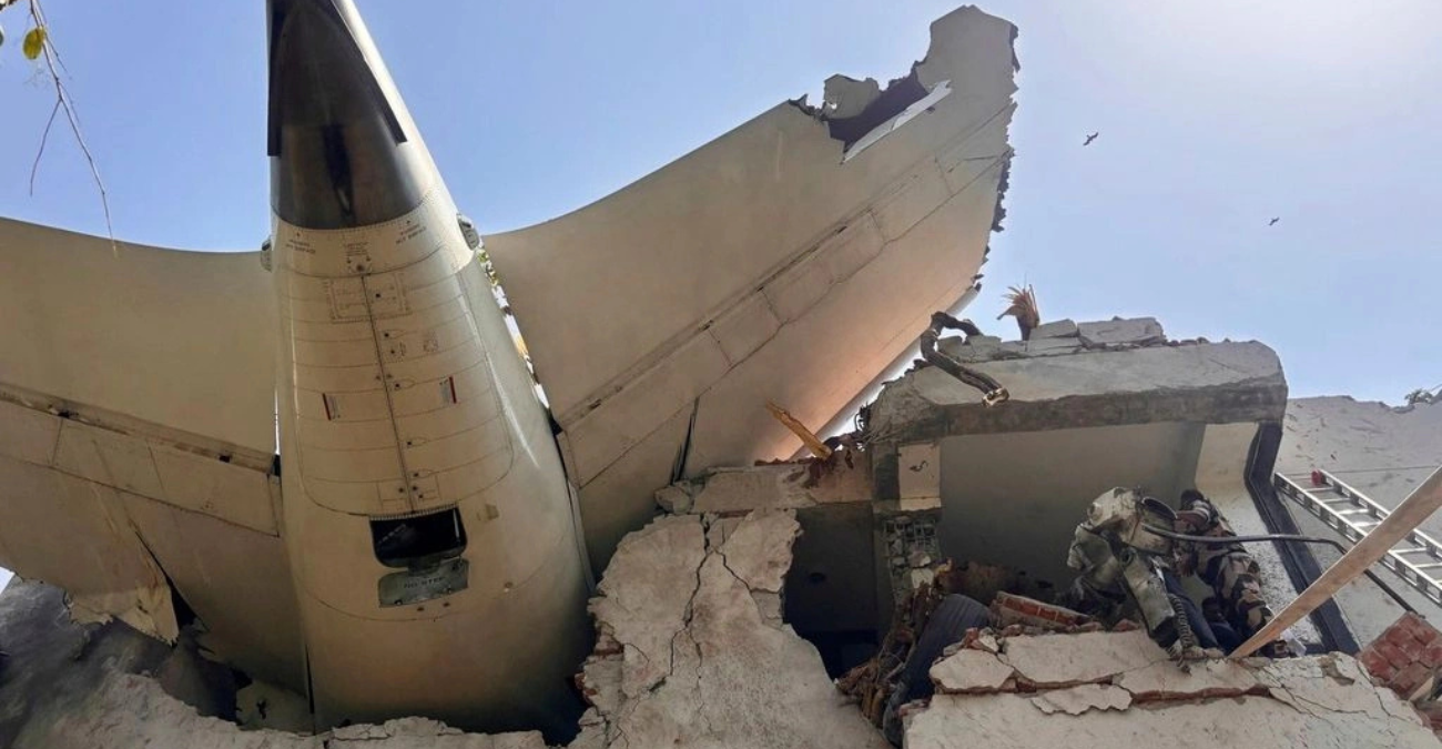 Συντριβή αεροσκάφους στην Ινδία: Εξετάζονται όλα τα σενάρια - Ορατό το ενδεχόμενο δολιοφθοράς