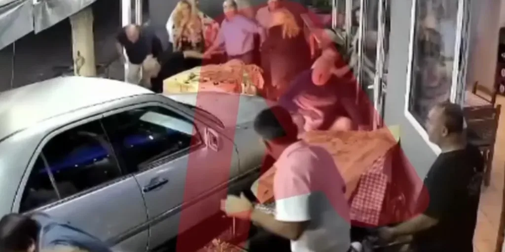 Μεθυσμένος οδηγός «μπούκαρε» με το αυτοκίνητο σε ουζερί στην Ελλάδα - Δείτε βίντεο 