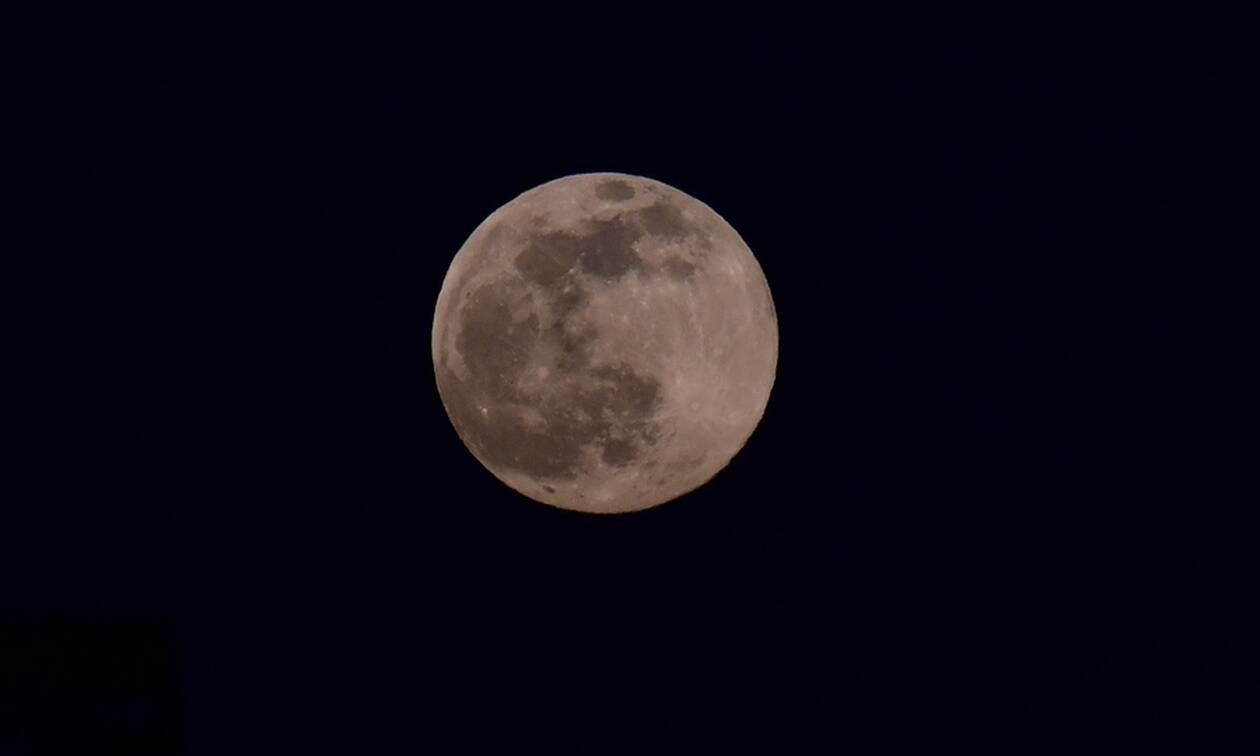 Απόψε τα μάτια στρέφονται στον ουρανό για την «ψυχρή» υπερπανσέληνο - Από πού πήρε το όνομά της