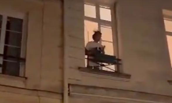 Video: Η στιγμή που εξοργισμένος Παριζιάνος πετά καυτό νερό σε διαδηλωτές από το παράθυρό του