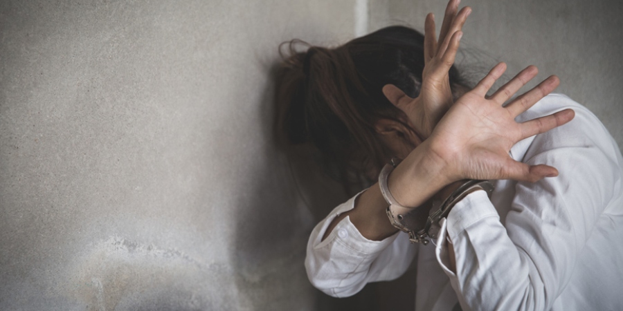 Τον εφιάλτη ζούσε γυναίκα στην Πάτρα: Tην κρατούσε αιχμάλωτη, τη χτυπούσε, την εξωθούσε στην πορνεία
