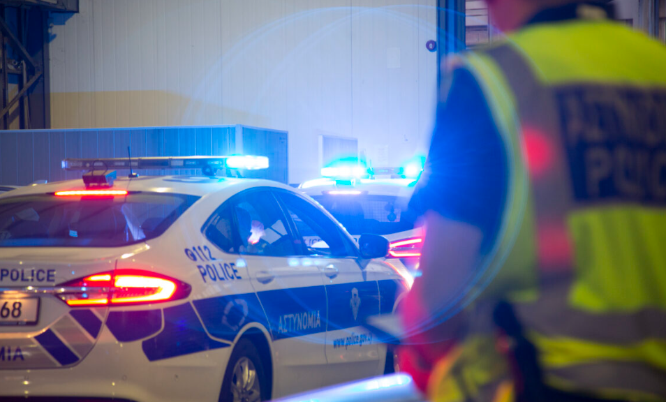 Μπαράζ συλλήψεων: Χειροπέδες σε επτά πρόσωπα – Πλαστοπροσωπία, παράνομη κατοχή όπλου και παράνομη διαμονή