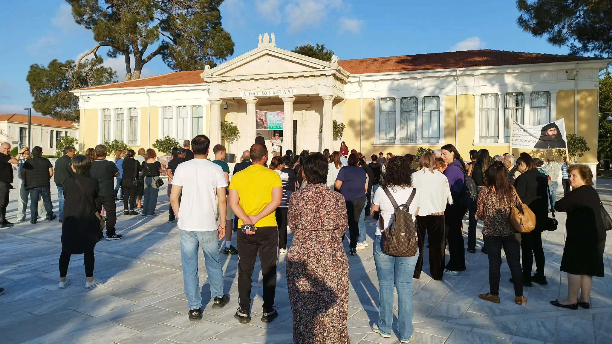 Διαμαρτυρία υποστηρικτών Τυχικού στην Πάφο - Αντίθετοι με την εκλογή νέου Μητροπολίτη