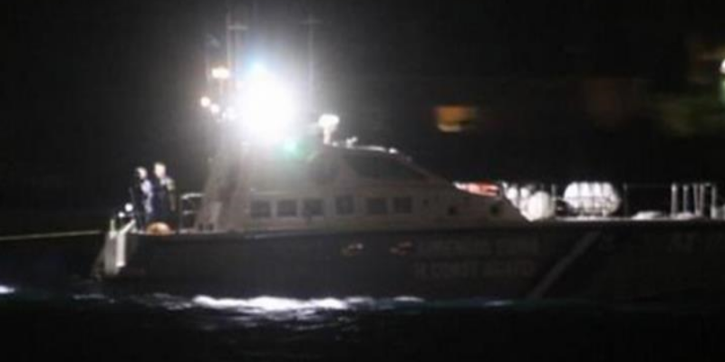 Στήθηκε επιχείρηση διάσωσης τεσσάρων προσώπων - Βυθίστηκε η βάρκα τους στον Κάτω Πύργο 