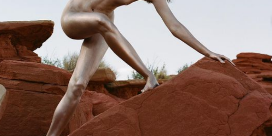 Γνωστή Ελληνίδα μοντέλο ποζάρει εντελώς γυμνή στα βράχια! (Φώτος)