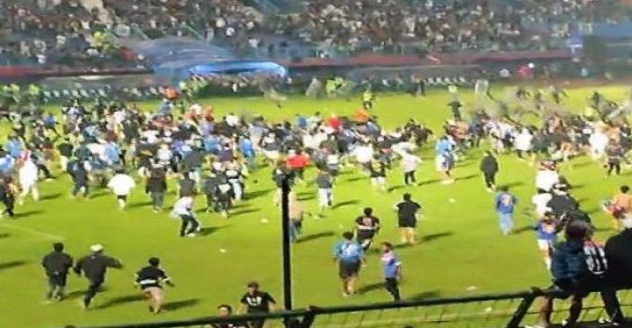 Τραγωδία στην Ινδονησία - Δεκάδες νεκροί μετά από εισβολή οπαδών σε ποδοσφαιρικό ματς  - Βίντεο