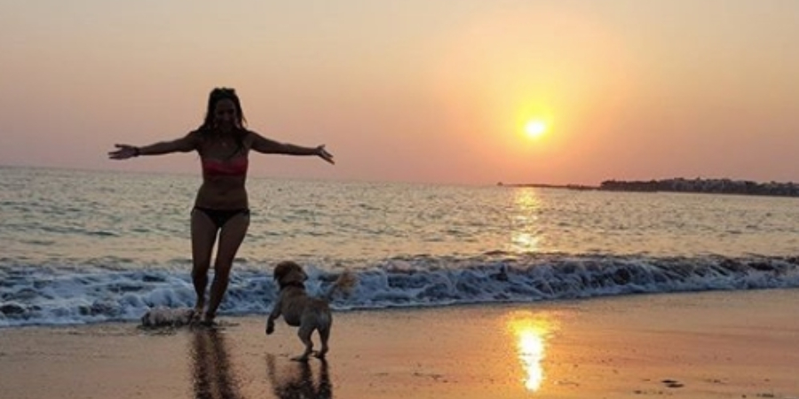 Εκπληκτικά 'ακροβατικά' Κύπριας ηθοποιού  με μαγιό στην παραλία - ΦΩΤΟΓΡΑΦΙΑ