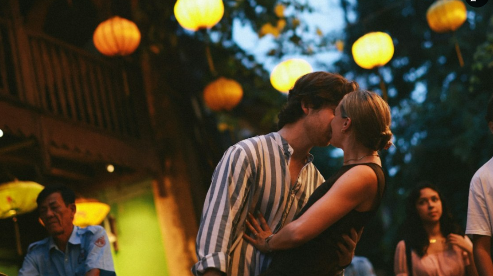 Φιλί κάτω από το γκι: Τι μας λέει η επιστήμη για το έθιμο και το ρεκόρ Guinness