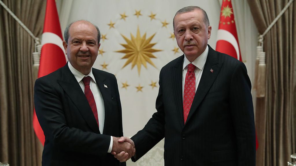 Ένταση στην κατ’ ιδίαν συνάντηση Τατάρ-Ερντογάν, γράφει η Αβρούπα