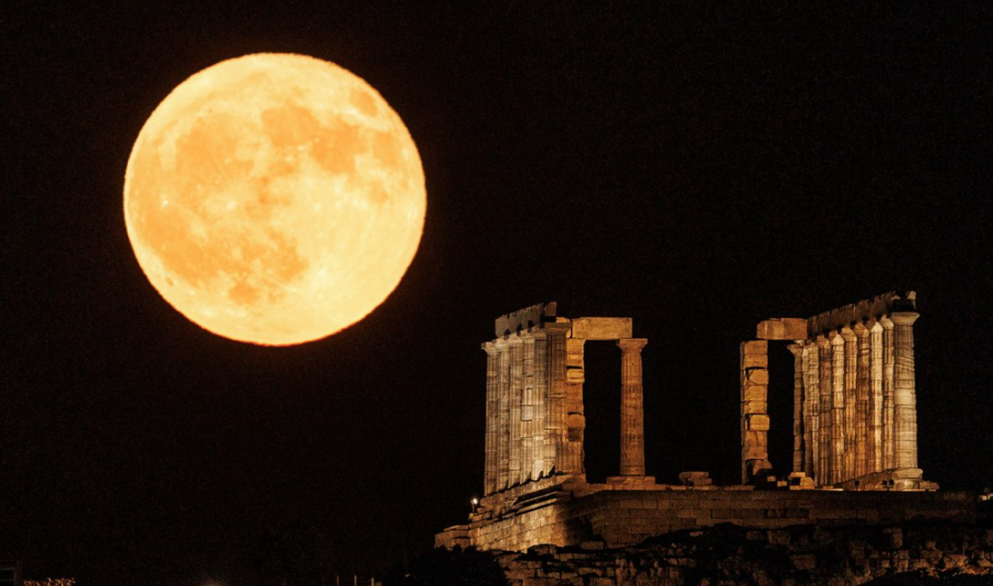 Μας μάγεψε όλους η Πανσέληνος του οξύρρυγχου - Οι εντυπωσιακές εικόνες πάνω από την Ελλάδα