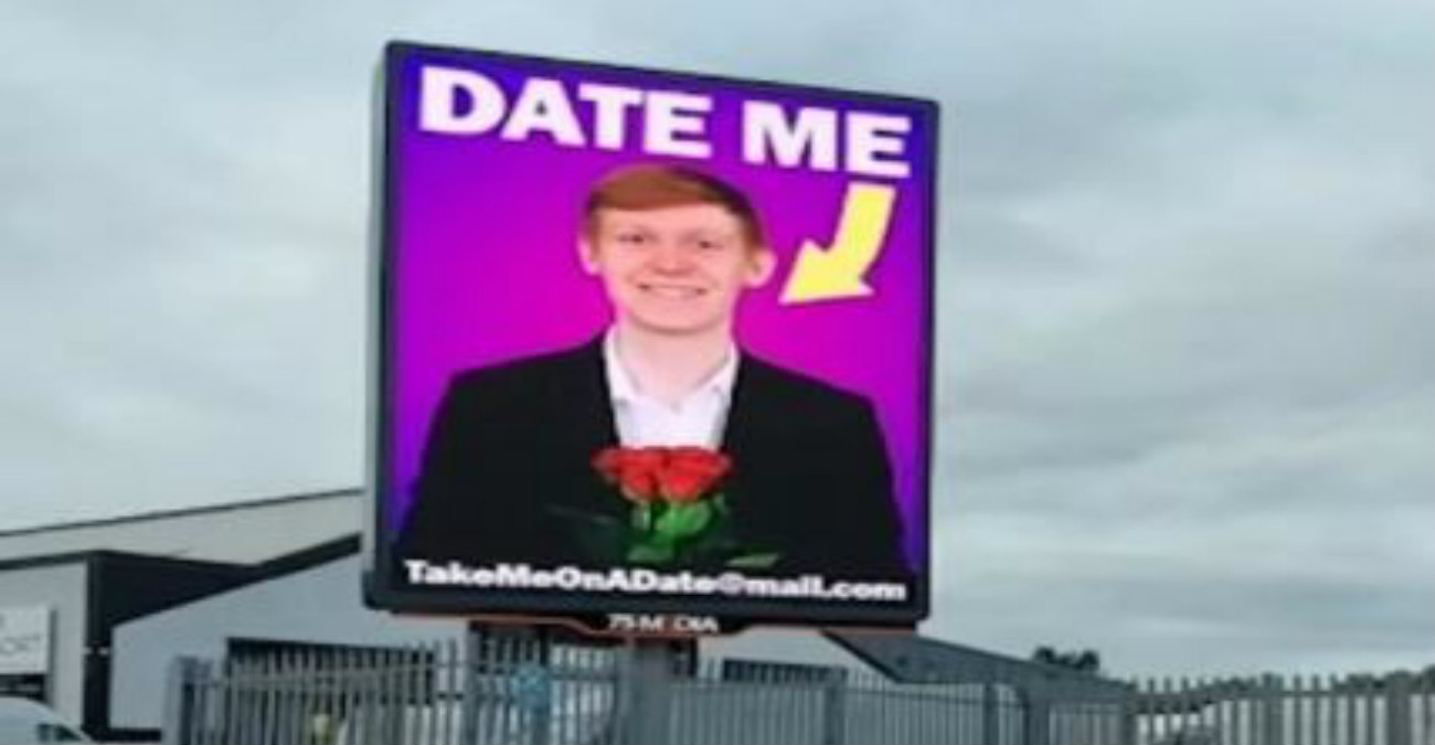 Η απελπισία σε άλλο επίπεδο – 23χρονος στην Αγγλία τοποθέτησε διαφημιστική πινακίδα για… να βρει γυναίκα - Βίντεο