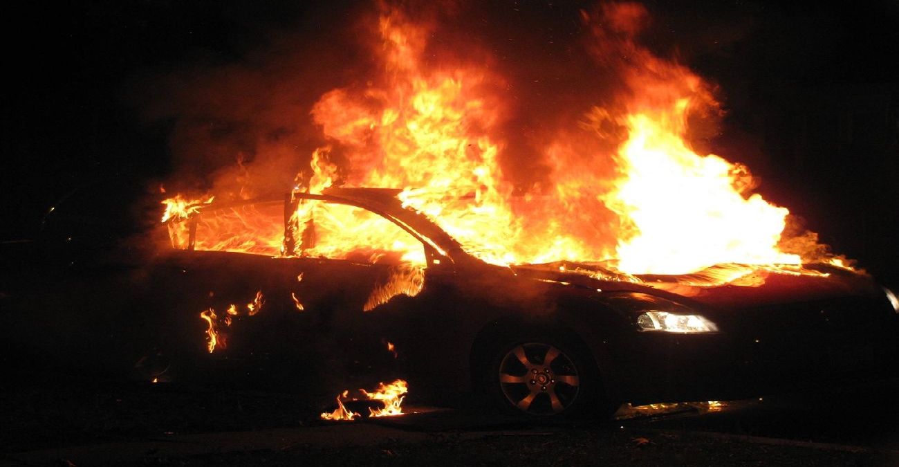 Στις φλόγες αυτοκίνητο στη Λεμεσό – Υπέστη εκτεταμένες ζημιές