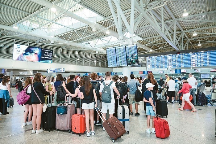 Αεροπορικά εισιτήρια: Ο πόλεμος φέρνει αυξήσεις έως και 560% σε Ευρώπη και Ασία – «Στον αέρα» τα σχέδια ταξιδιωτών