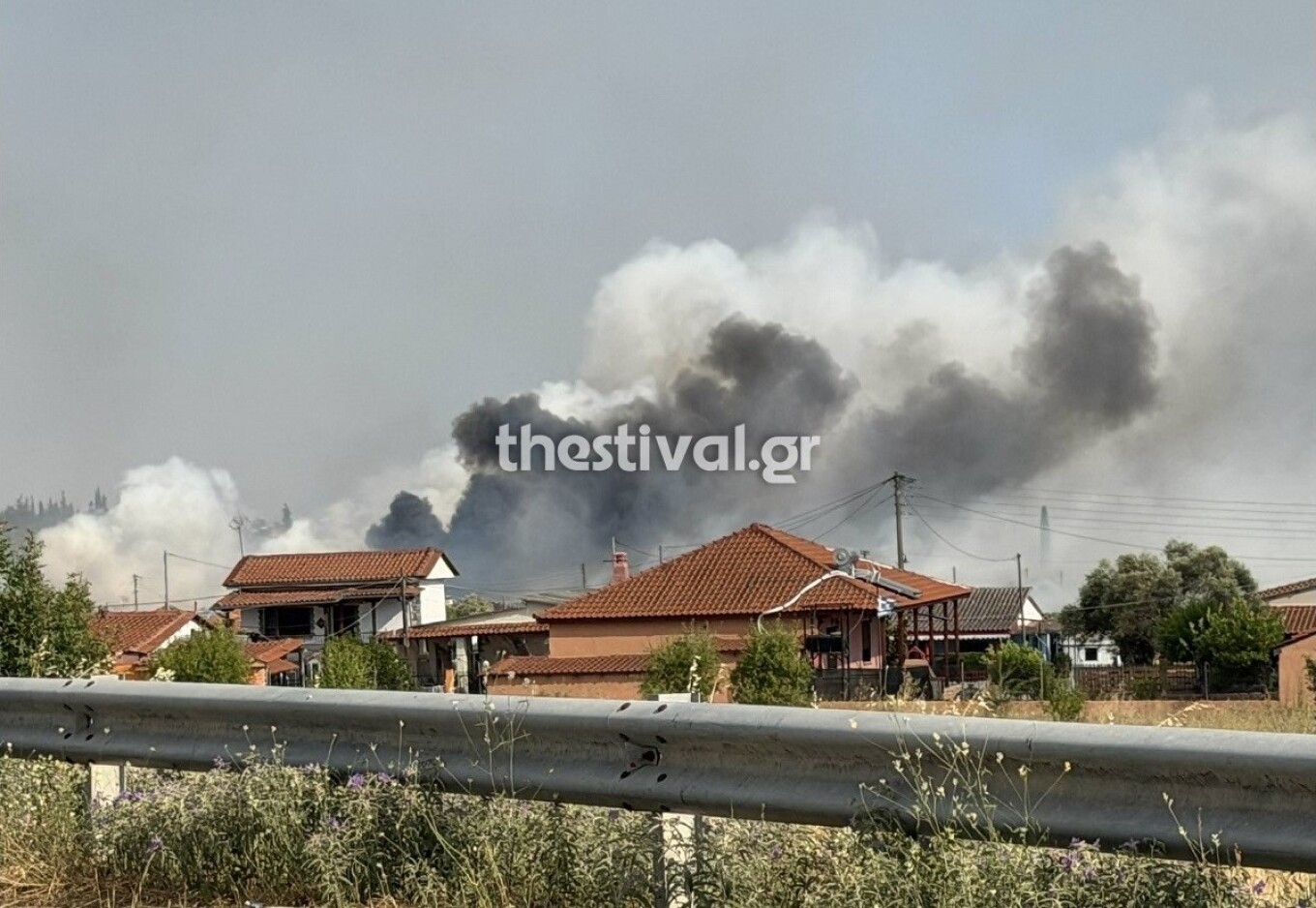 Φωτιά στη Νέα Καλλικράτεια της Χαλκιδικής: 112 για εκκένωση των περιοχών Αμπελάκια και Κηπούπολη, κοντά σε σπίτια οι φλόγες