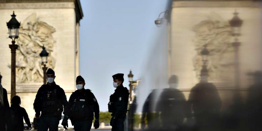 Η αστυνομία συνέλαβε έναν άνδρα ο οποίος περιφερόταν κρατώντας ματσέτα στο Παρίσι 