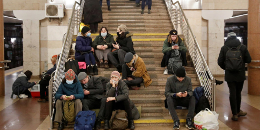 Εισβολή στην Ουκρανία: Καταφύγια στους σταθμούς του μετρό σε Κίεβο και Χάρκοβο βρίσκουν οι Ουκρανοί