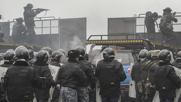 Χάος στο Καζακστάν: Διαδηλωτές κατέλαβαν το αεροδρόμιο του Αλμάτι - Νεκροί και τραυματίες - ΒΙΝΤΕΟ